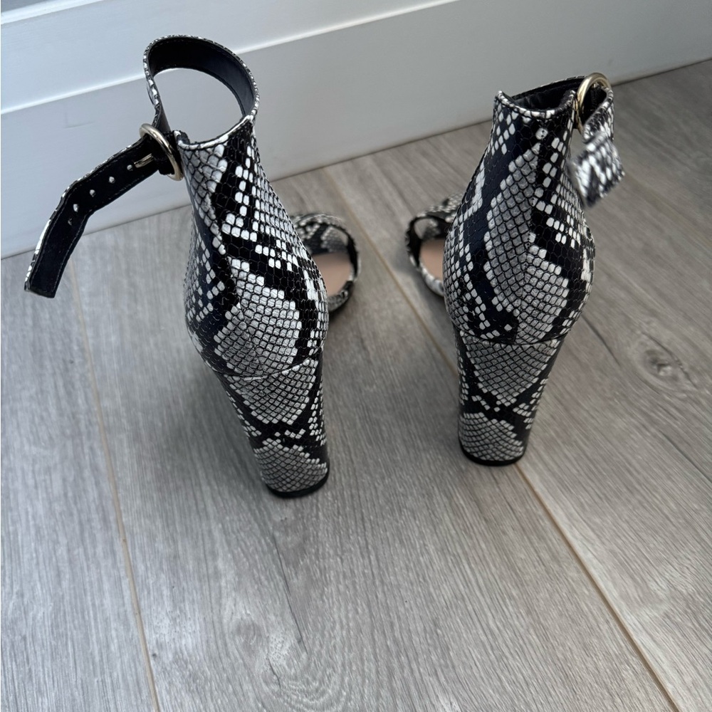 Size 7.5 Heels - Picture 4 of 5